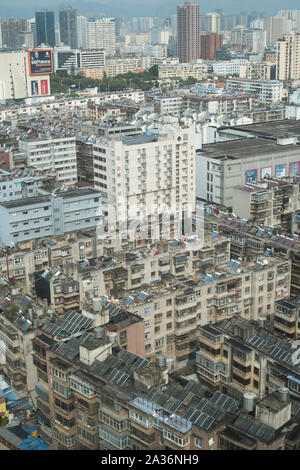Caloriferi di Acqua Solari sulla sommità degli edifici in Kunming, Yunnan in Cina. Foto Stock