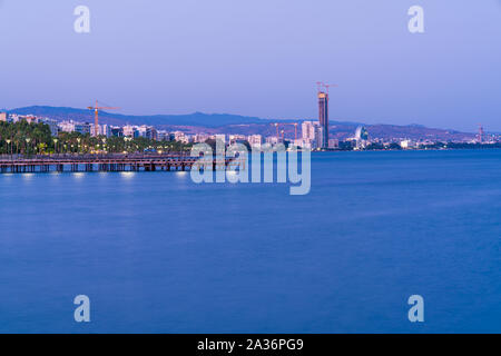 Una visualizzazione generica di Limassol fronte mare, dal vecchio porto di pesca, Limassol Marina, Molos Park (passeggiata) Foto Stock