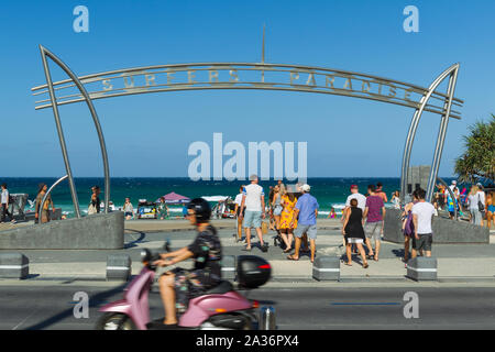 L'entrata di Surfers Paradise Beach a Cavill Mall e l'Esplanade sulla Gold Coast, Australia. Foto Stock