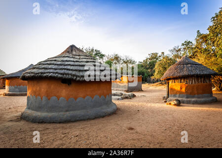 Villaggio locale con le tradizionali capanne zimbabwian da argilla e fieno. Matobo, Matabeleland provincia, Zimbabwe Africa Foto Stock