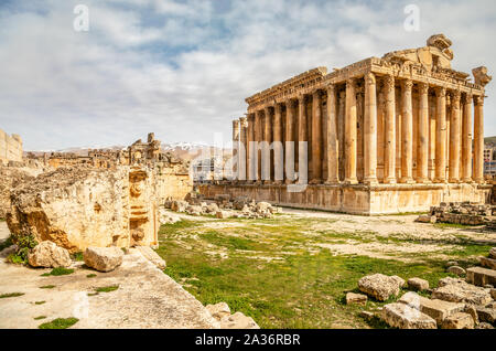 Antico tempio romano di Bacco con rovine circostanti della città antica, Bekaa Valley, Baalbek, Libano Foto Stock