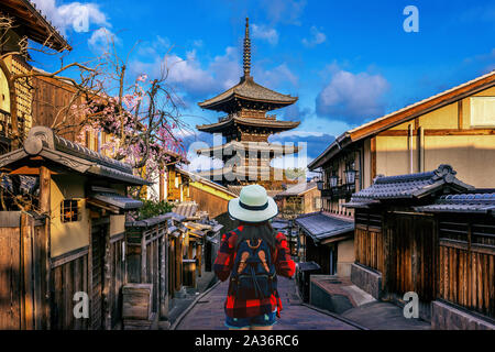 Donna traveler con zaino a piedi di Yasaka Pagoda e Sannen Zaka Street a Kyoto, in Giappone. Foto Stock