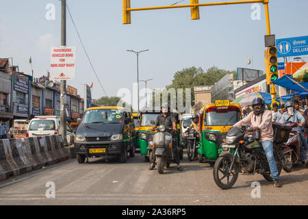 Un sacco di veicoli in piedi in un arresto di traffico in New Delhi Foto Stock