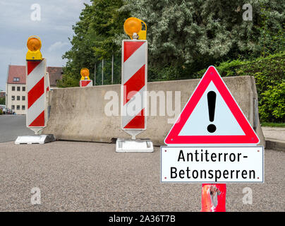 Grande manifestazione anti-terrorismo di barriere in calcestruzzo Foto Stock