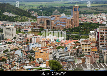 Aparecida, São Paulo, Brasile - 13 Gennaio 2016: Veduta aerea della cattedrale di Nossa Senhora Aparecida Santuario Nazionale Foto Stock