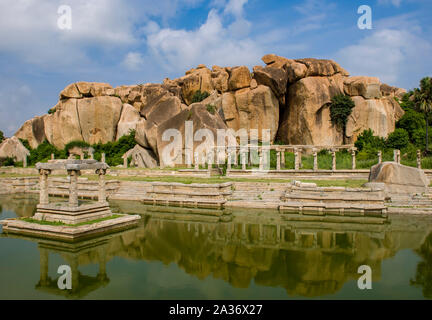 Hampi, Karnataka, India - 25 Settembre 2010: Rovine di Hampi, antica capitale di Vijayanagar Empire e la sua bellissima natura e templi Foto Stock