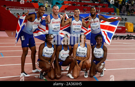 Doha in Qatar. 5 Ottobre, 2019. Team Gran Bretagna scattare una foto di gruppo dopo aver vinto due medaglie d argento di 4x100m relè presso il 2019 IAAF mondiale di atletica a Doha, in Qatar, il 5 ottobre 2019. Credito: Wang Lili/Xinhua/Alamy Live News Foto Stock