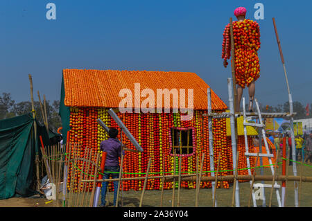 Una statua di casa indiana e agricoltore indiano che è realizzato in cotone e frutta vetrina in agricoltura festival, pusa, Nuova Delhi. Foto Stock