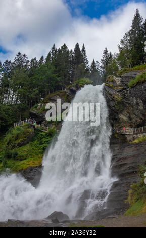 Bergen, Norvegia. 03Sep, 2019. La cascata Steinsdalsfossen in Norheimsund, Hardanger. Il Steinsdalsfossen è uno dei più visitati cascate in Norvegia nei pressi della città di porto di Bergen sulla costa sud occidentale della Norvegia. Credito: Patrick Pleul/dpa-Zentralbild/ZB/dpa/Alamy Live News Foto Stock