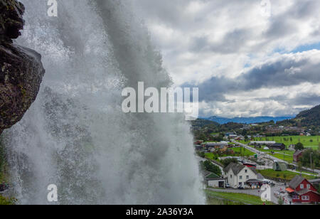 Bergen, Norvegia. 03Sep, 2019. La cascata Steinsdalsfossen in Norheimsund, Hardanger. Il Steinsdalsfossen è uno dei più visitati cascate in Norvegia nei pressi della città di porto di Bergen sulla costa sud occidentale della Norvegia. Credito: Patrick Pleul/dpa-Zentralbild/ZB/dpa/Alamy Live News Foto Stock