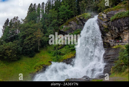 Bergen, Norvegia. 03Sep, 2019. La cascata Steinsdalsfossen in Norheimsund, Hardanger. Il Steinsdalsfossen è uno dei più visitati cascate in Norvegia nei pressi della città di porto di Bergen sulla costa sud occidentale della Norvegia. Credito: Patrick Pleul/dpa-Zentralbild/ZB/dpa/Alamy Live News Foto Stock