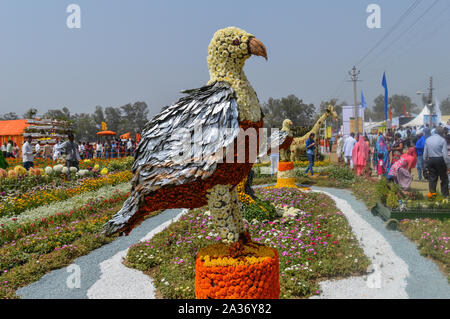 L'aquila che è fatta di cotone e news carta, i fiori sono lì per esposizione a pusa, agricoltura festival, Nuova Delhi. Foto Stock