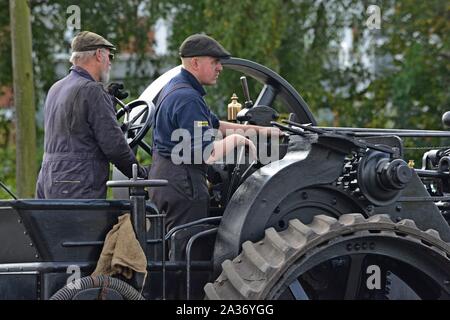 Due uomini drinving a Wallis" con trazione a vapore il motore sul display a Tyseley Centro ferroviario, Birmingham, Regno Unito Foto Stock