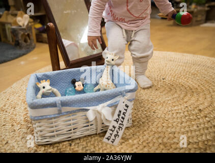 È sotto embargo per 0001 Lunedì 07 Ottobre un bambino prende un giocattolo da un morso di 'box' sulla sommità di asili nido in Corfe Mullan, Dorset. Foto Stock