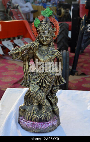 Statua di krishna isolato sul tavolo bianco per il culto, opera di soccorso. Foto Stock