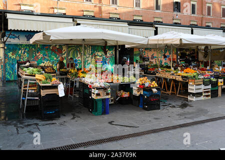Mercato di San Cosimato - mercato di frutta e verdura - nel quartiere di Trastevere a Roma, Italia Foto Stock