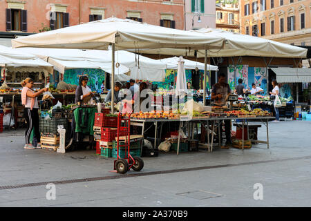 Mercato di San Cosimato, un mercato di frutta e verdura, nel quartiere di Trastevere di Roma Italia Foto Stock