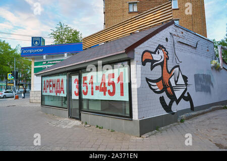 SYKTYVKAR, RUSSIA - circa maggio, 2019: Dodo Pizza segno visibile su un edificio in Syktyvkar. Foto Stock