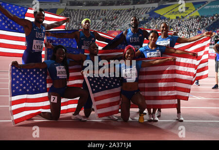 Doha in Qatar. 5 Ottobre, 2019. Il Team USA prendere una foto di gruppo dopo il 4x100m relè finale al 2019 IAAF mondiale di atletica a Doha, in Qatar, il 5 ottobre 2019. Credito: Jia Yuchen/Xinhua/Alamy Live News Foto Stock