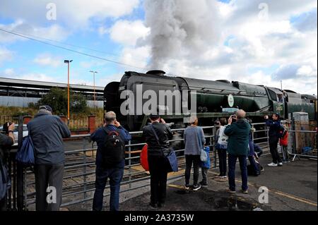 Gli appassionati di rampa fotografia ex ferrovia Souther locomotiva a vapore 'Sir Keith Park' a Tyseley Centro ferroviario, Birmingham, Regno Unito Foto Stock