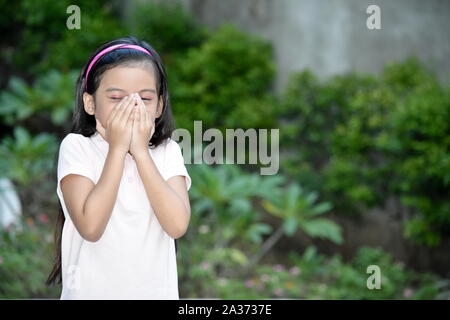 Un deluso Petite minoranza Preteen ragazza Foto Stock