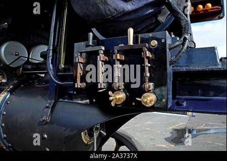 Chiusura del contatto elettrico gli interruttori sul un Fowler showman di trazione del motore sul display a Tyseley Centro ferroviario, Birmingham, Regno Unito Foto Stock