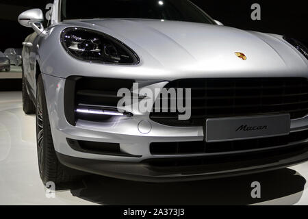 Porsche Macan in showroom Foto Stock