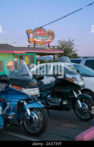 Kingman, Arizona. Maggio 2010: motociclette Honda Gold Wing GL1500 parcheggiata di fronte il sig. D'z Route 66 Diner Foto Stock
