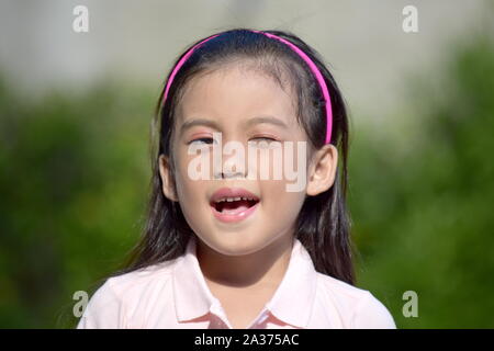 Una ragazza diversi parlando Foto Stock