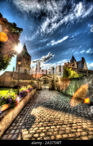 Chateaudun, Francia. Stagliano artistico vista del castello medievale de Chateaudun, nel luogo Jehan de Dunois entrata. Foto Stock
