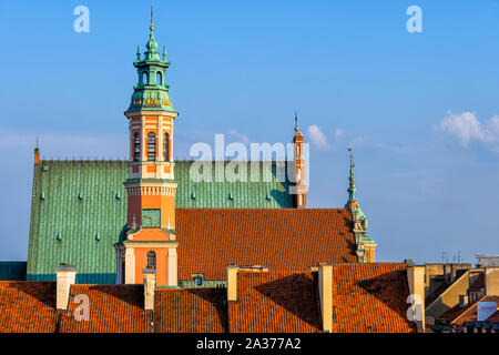 I tetti delle case storiche, la Chiesa Gesuita e San Giovanni cattedrale, vecchi tetti della città nella città di Varsavia, Polonia. Foto Stock