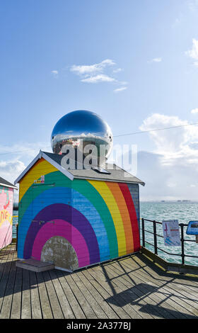 Southend Essex REGNO UNITO - Southend Pier con spiaggia capanne sul Tamigi che a 1.34 miglia in lunghezza in è la più lunga del piacere pier nel mondo Foto Stock