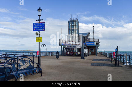 Southend UK - La scialuppa di salvataggio della stazione al fine di famosi Southend Pier Foto Stock