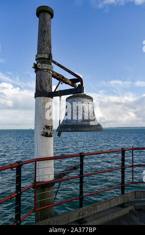 Southend on Sea Essex REGNO UNITO - la campana alla fine del famoso molo di Southend sull'estuario del Tamigi che a 1.34 miglia in lunghezza in è la più lunga Foto Stock
