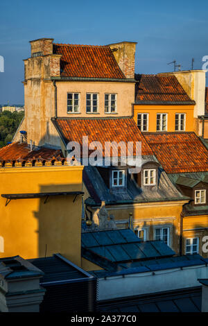 Vista sui tetti della città di tradizionali case tenement con attici nel centro storico della città di Varsavia in Polonia. Foto Stock