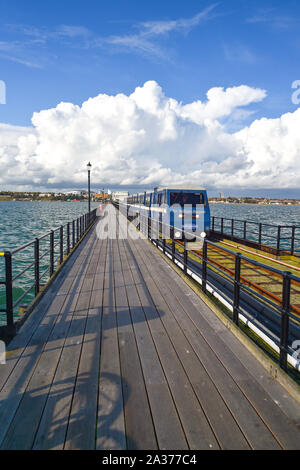 Southend Essex REGNO UNITO - il famoso molo di Southend sull'estuario del Tamigi che a 1.34 miglia in lunghezza in è la più lunga del piacere pier nel mondo Foto Stock