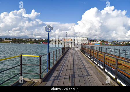 Southend Essex REGNO UNITO - il famoso molo di Southend sull'estuario del Tamigi che a 1.34 miglia in lunghezza in è la più lunga del piacere pier nel mondo Foto Stock