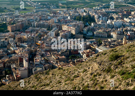 Vista aerea della città di Orihuela sotto il San Miguel montagna. Orihuela, provincia di Alicante, Spagna Foto Stock