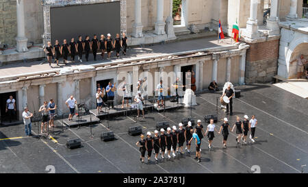 La preparazione finale del noto gruppo ballo popolare 'Trakia' sulla scena dell'antico anfiteatro romano Foto Stock