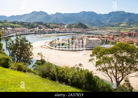 Ribadesella spiaggia e la città, Asturias, Spagna settentrionale Europa - dalla foce del fiume Sella Foto Stock