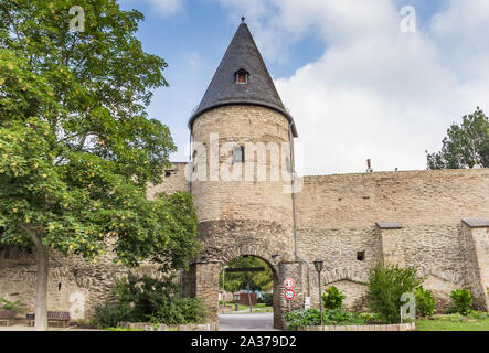 Torre di ingresso nelle antiche mura della città di Andernach, Germania Foto Stock