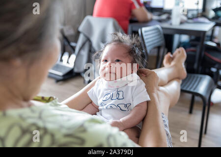 Nonna Holding Baby nipote a casa Foto Stock