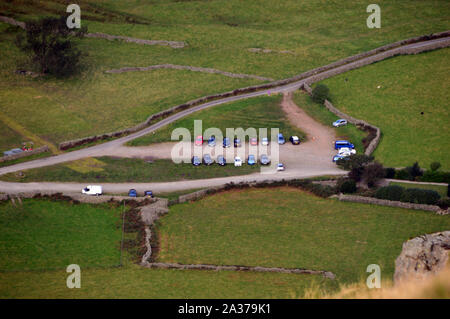 Il Villaggio del parco auto in testa Wasdale dal sentiero per il Wainwright Lingmell nel Parco Nazionale del Distretto dei Laghi, Cumbria, Inghilterra, Regno Unito. Foto Stock