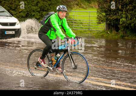 Kirkham vicino a Blackpool, Lancashire. Regno Unito Meteo. Il 6 ottobre, 2019. La Gran Bretagna bretelle per giorno di pioggia torrenziale con vetture di guida su strade allagate nel nord-ovest dell'Inghilterra. Dopo piogge pioggia durante la notte le strade allagate sono rendendo difficile per le condizioni di guida con alcune comunità tagliati fuori dalle inondazioni. Dopo un pesante acquazzone durante la notte, la visibilità era estremamente limitato, con pozzanghere, i lotti di acqua di superficie portando un rischio di aquaplaning e conseguente perdita di trazione e la risposta dello sterzo. Credito: MediaWorldImages/AlamyLiveNews Foto Stock