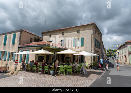 La cittadina medievale di Vouvant in Vandea regione della Francia Foto Stock