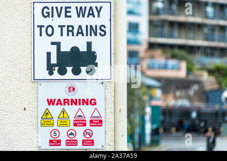 Dare modo ai treni segno sulla ferrovia Wapping Wharf sul Floating Harbour a Bristol, Inghilterra, Regno Unito. Foto Stock