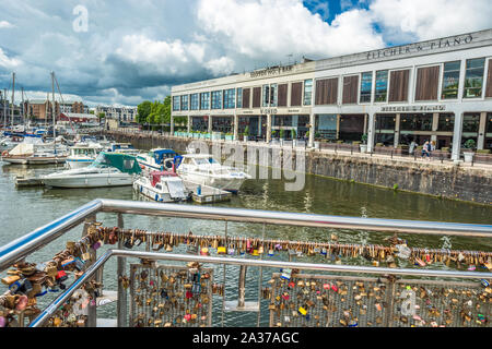 Lucchetti bloccato su Pero's Bridge su Sant Agostino di raggiungere il porto di Bristol Bristol Avon England Regno Unito GB EU Europe Foto Stock