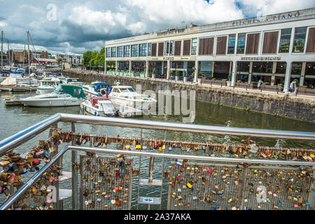 Lucchetti bloccato su Pero's Bridge su Sant Agostino di raggiungere il porto di Bristol Bristol Avon England Regno Unito GB EU Europe Foto Stock