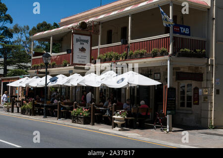 L'Hahndorf Inn è stato costruito nel 1863 nella strada principale dell'antica città dei pionieri tedeschi di Hahndorf, sulle colline di Adelaide, dove si coltivano vini, a circa 25 km dal ci Foto Stock