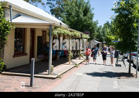 I visitatori si trovano nella principale via dello shopping nell'antica città dei pionieri tedeschi di Hahndorf, nelle colline di Adelaide, azienda vinicola, a circa 25 km dalla città di Adelaid Foto Stock